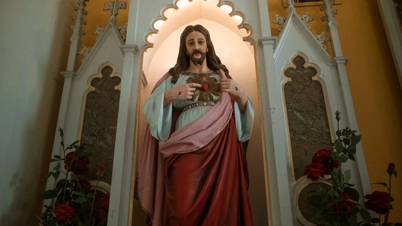 Vitrales y velas como símbolo de perspectivas cristianas sobre familia y donación de esperma