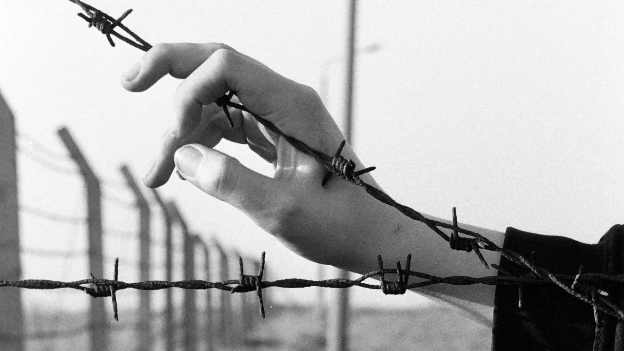 Паспорт, календарь и медицинские документы как символ планирования лечения бесплодия за границей