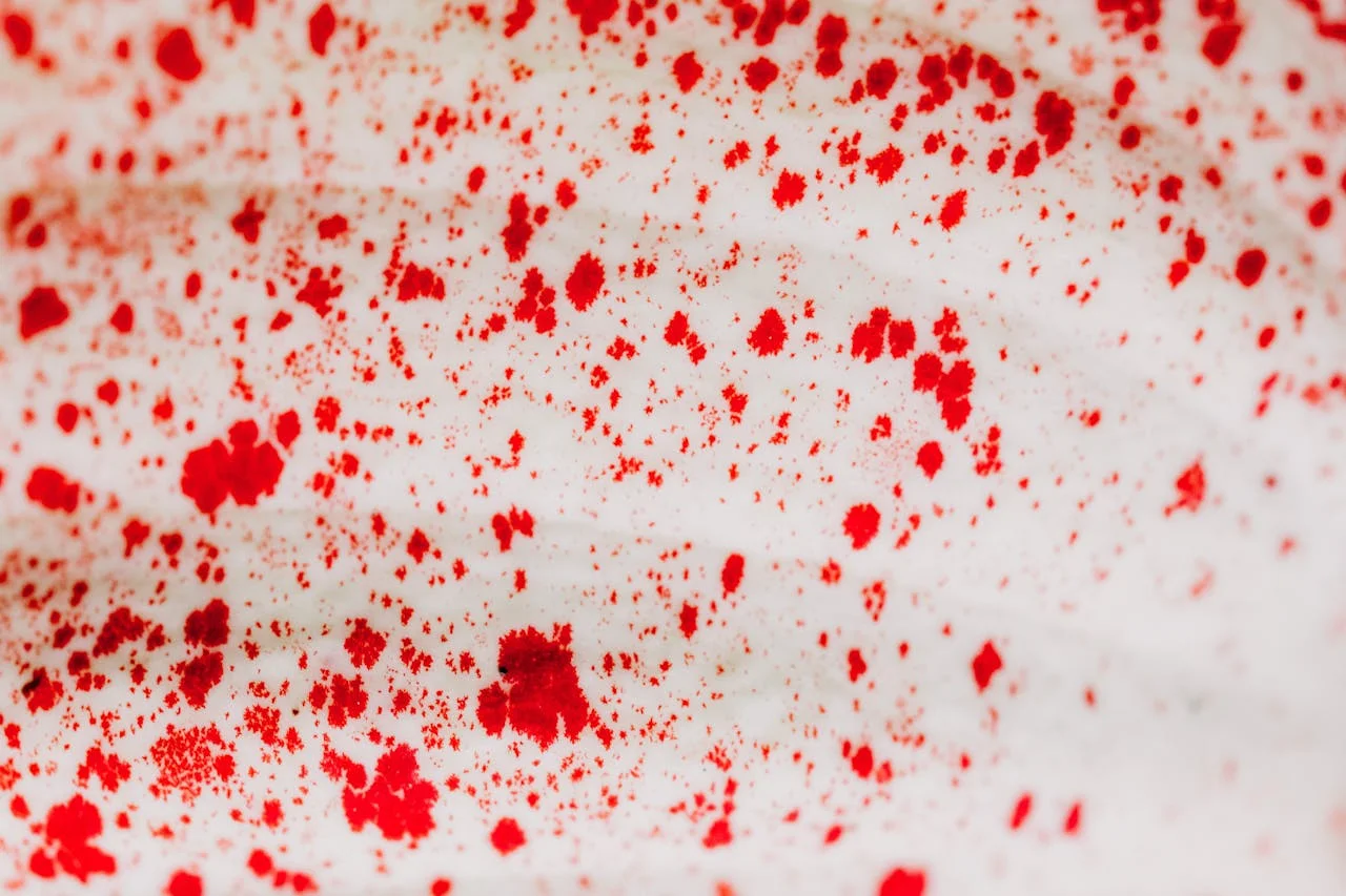 Malá pohotovostní sada s vložkami, náhradním prádlem a sáčkem připravená na první menstruaci