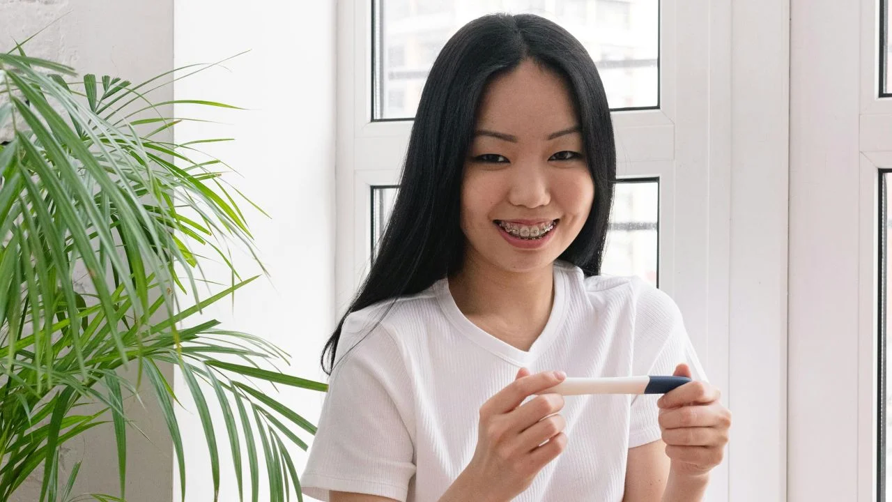 妊娠検査薬を落ち着いて見つめる女性
