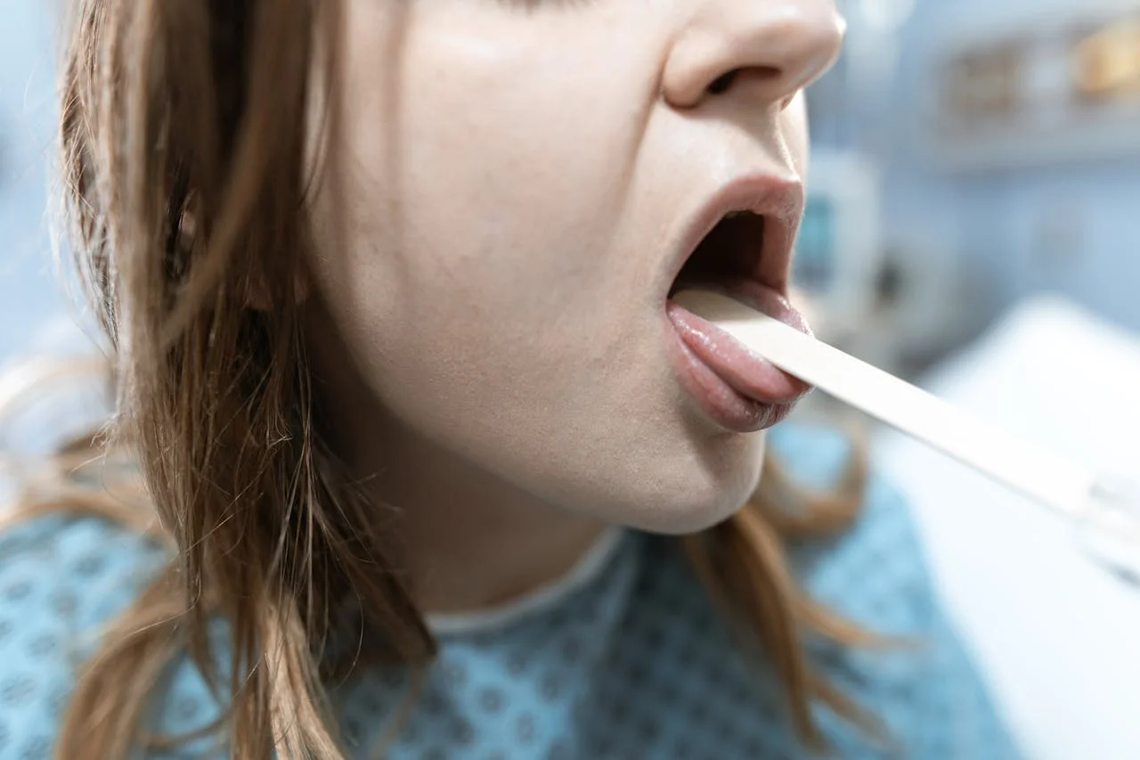 Zwei Erwachsene sprechen offen über sexuelle Gesundheit, Schutz und Grenzen