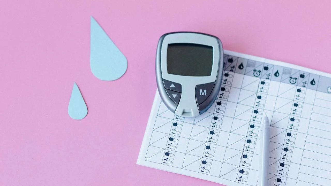 LH-Teststreifen, Basalthermometer, smarter Ring und Smartphone als verschiedene Arten von Ovulationstrackern