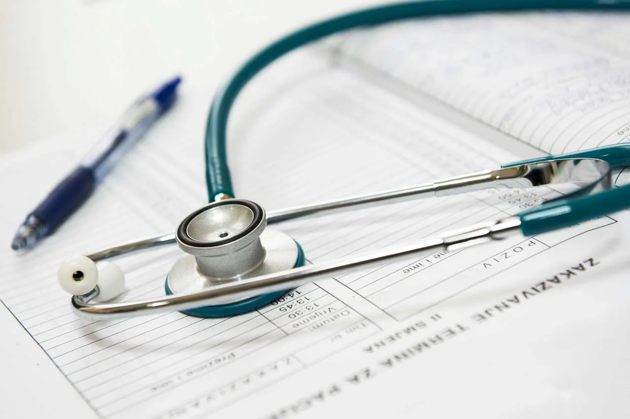 生殖實驗室中在顯微鏡下進行細胞取樣時的囊胚