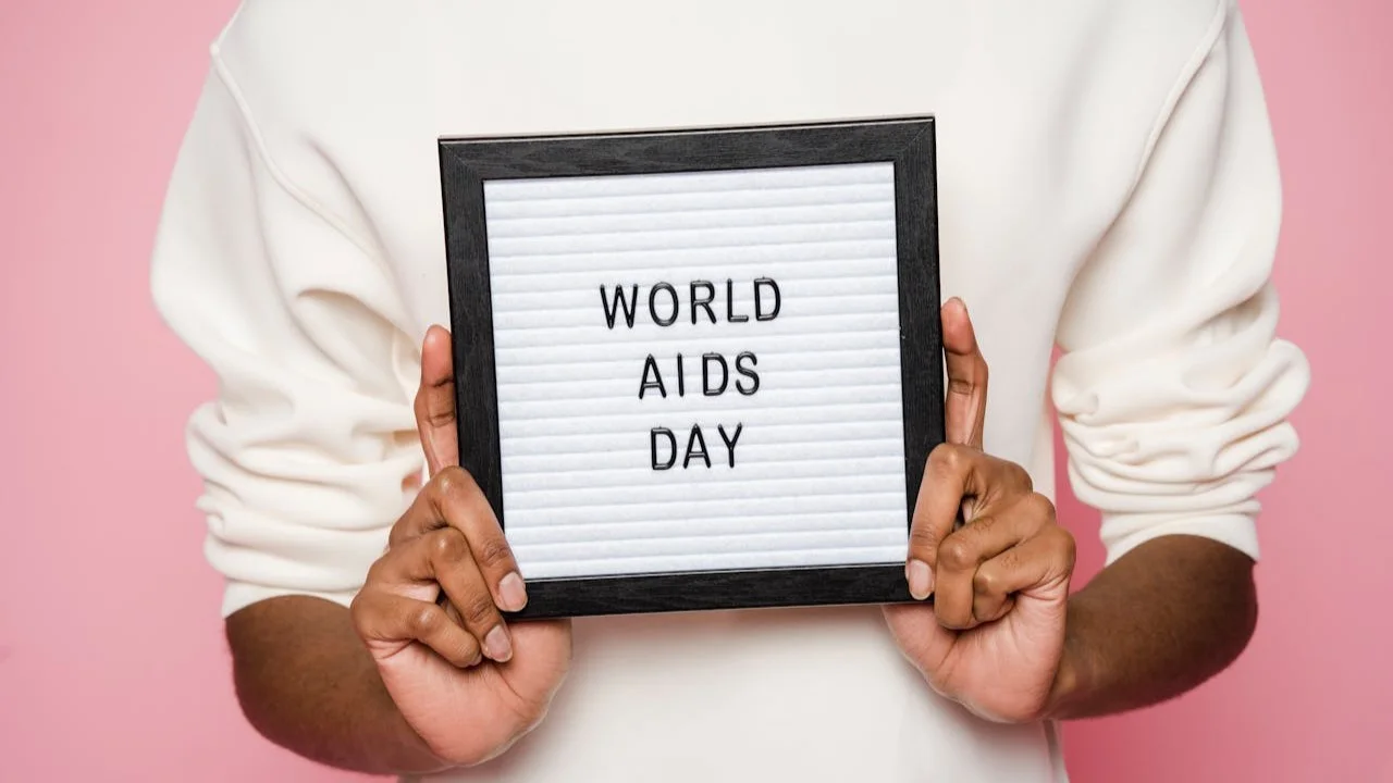 Welt-AIDS-Tag mit roter Schleife als Symbol für Aufklärung und frühen Zugang zu HIV-Tests