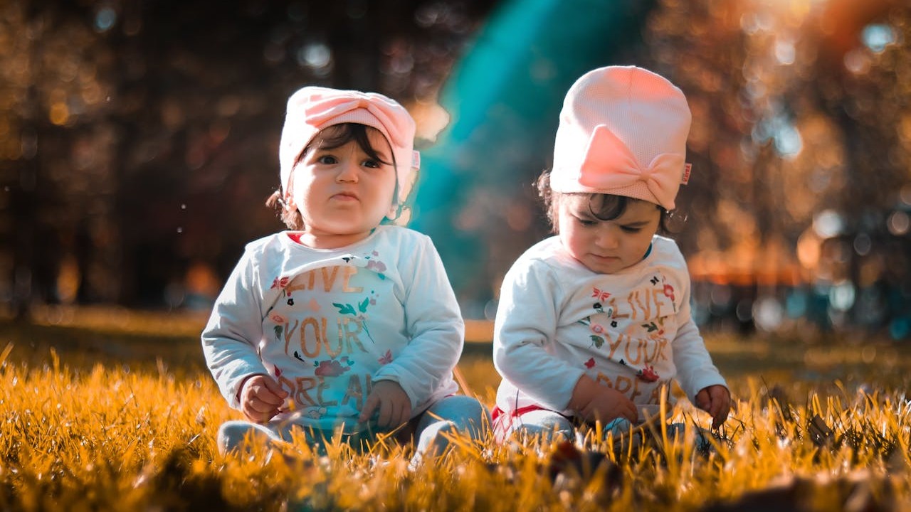 Understanding superfecundation: How fraternal twins can start in the same cycle