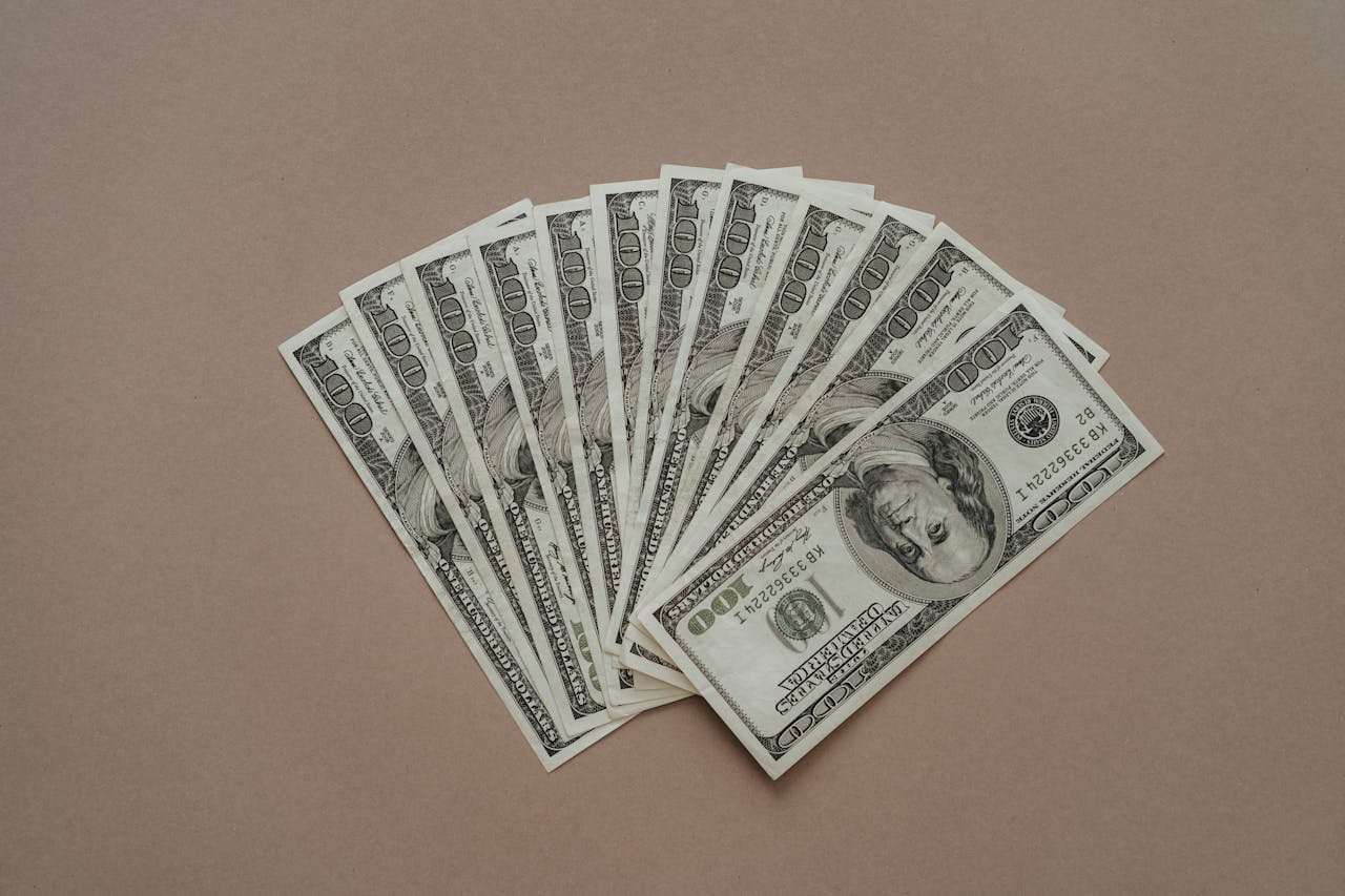 Muž na cestě na termín v klinice, téma darování spermatu, vyšetření a náhrada výdajů