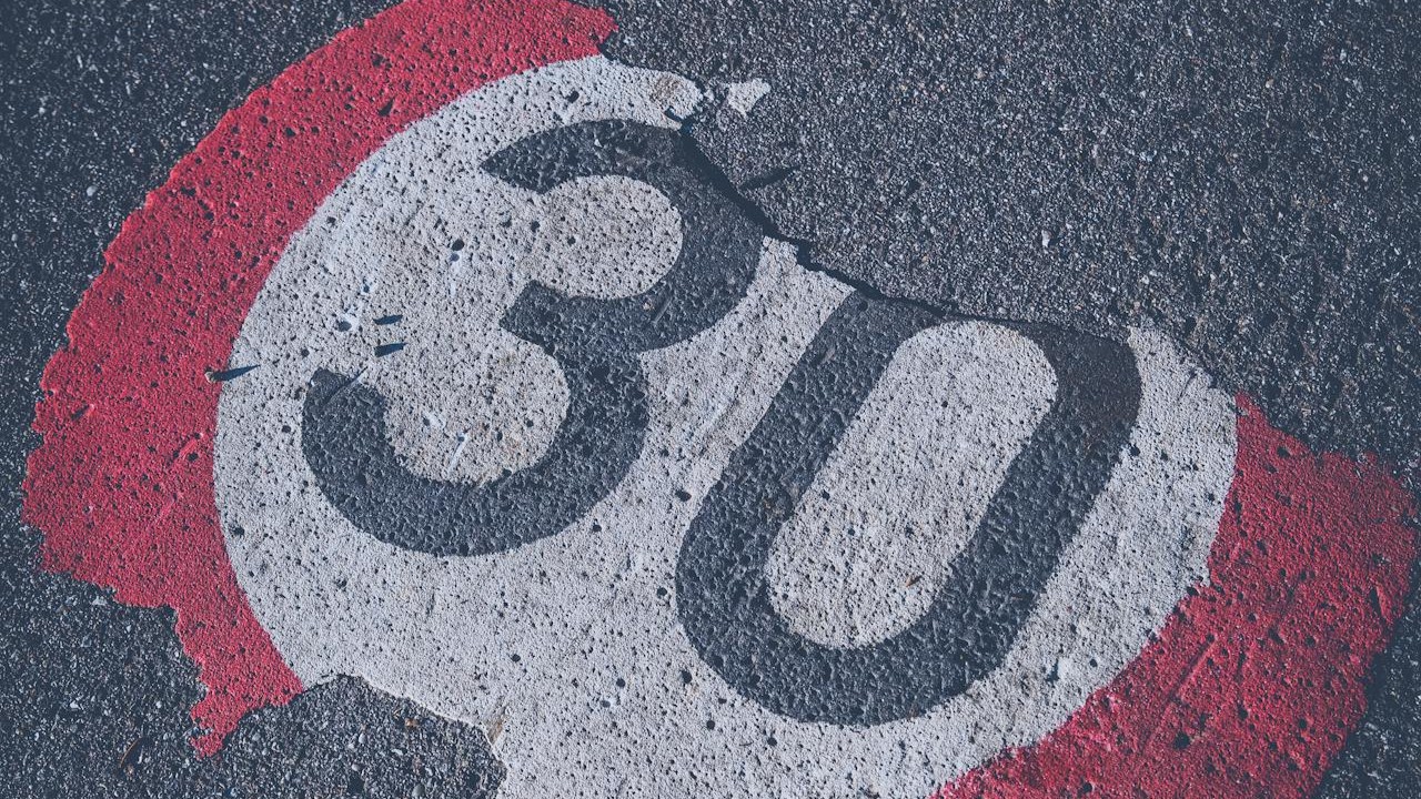 Kalender og materiale fra en fertilitetsklinik som symbol på aldersspørgsmål, planlægning og behandlingsbeslutninger