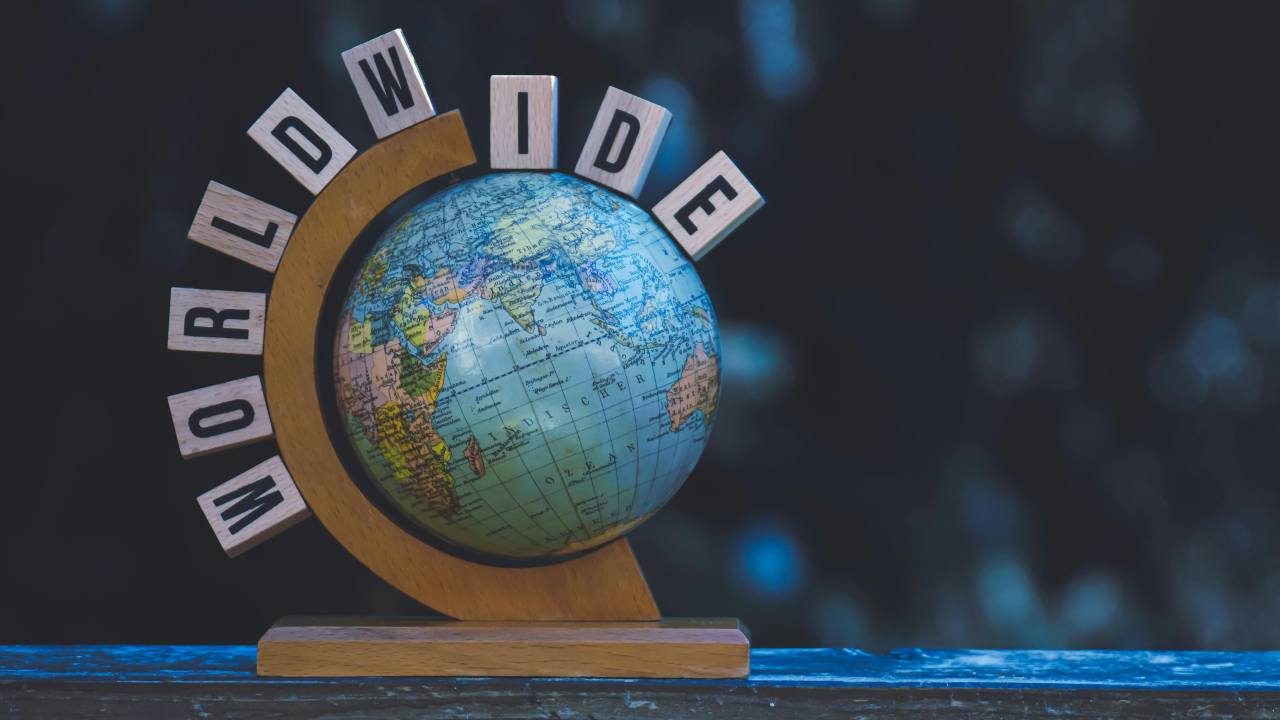 Verdenskort med faldende fødselstal vist som en graf i forgrunden