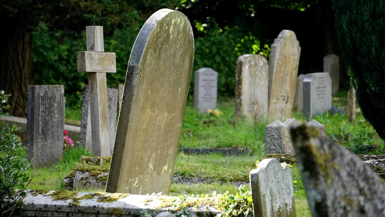 Symbolbild – Hände, die sich nach einer Fehlgeburt halten