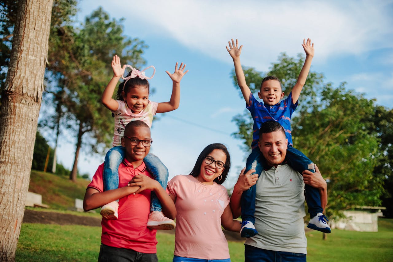 Eine ruhige Gesprächssituation am Tisch, in der alternative Familienplanung erklärt wird