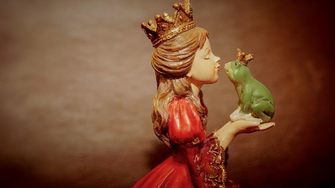 Prinzessin küsst einen Frosch