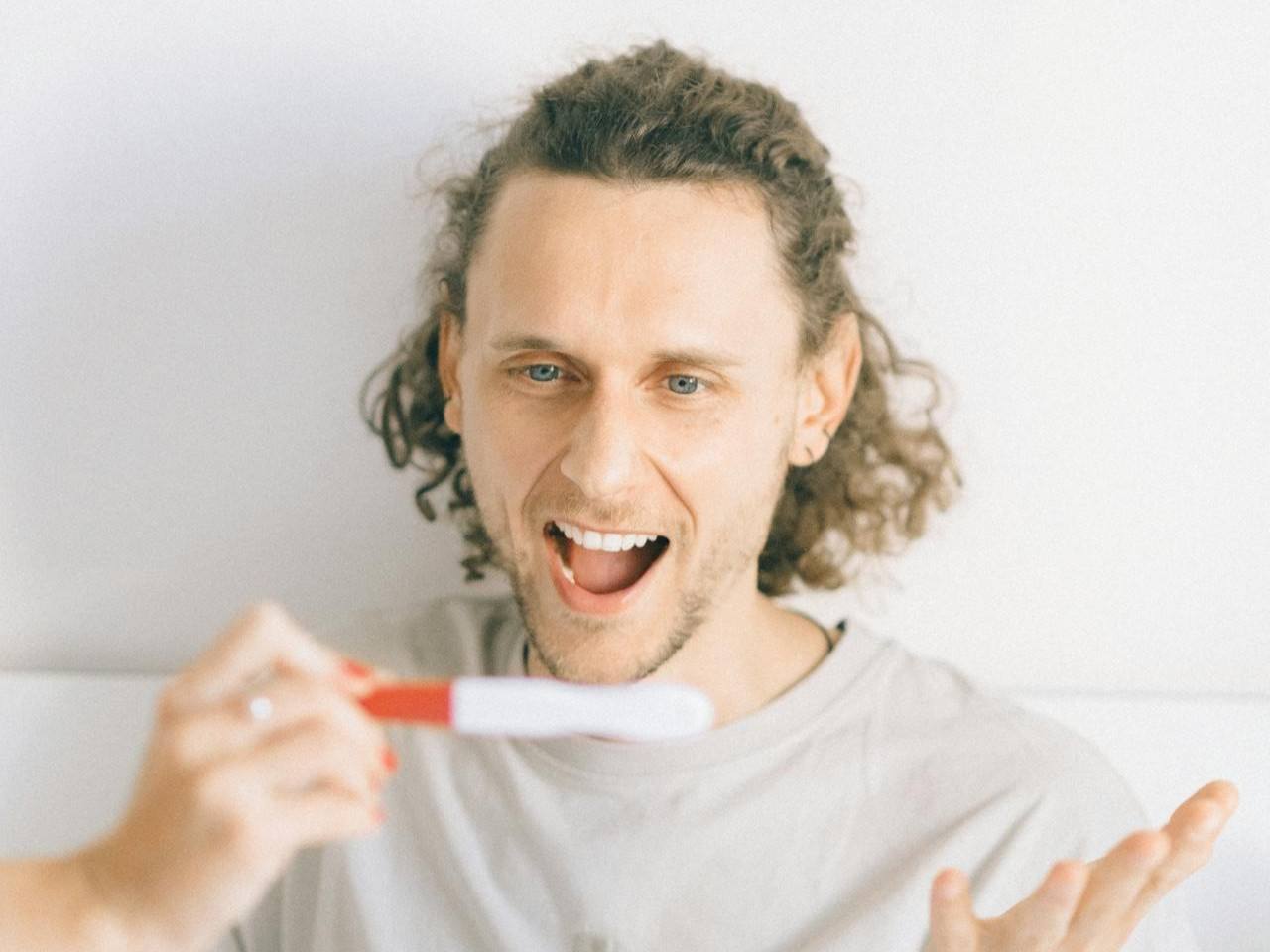 Un set de prueba casera para análisis de semen junto a un recipiente neutro de muestra sobre una mesa