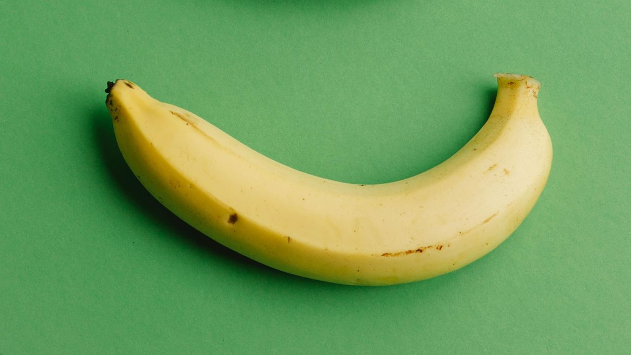 Imagen neutra: representación médica esquemática de una curvatura del pene para contextualizar la enfermedad de Peyronie