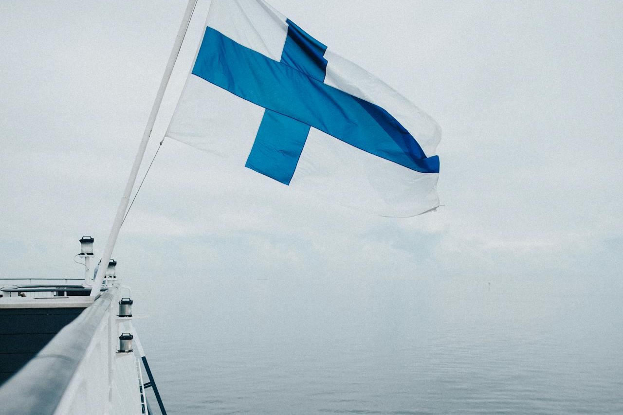 Mies istuu hedelmöityshoitoklinikan odotustilassa ja lukee ohjeita siittiöluovutuksen etenemisestä