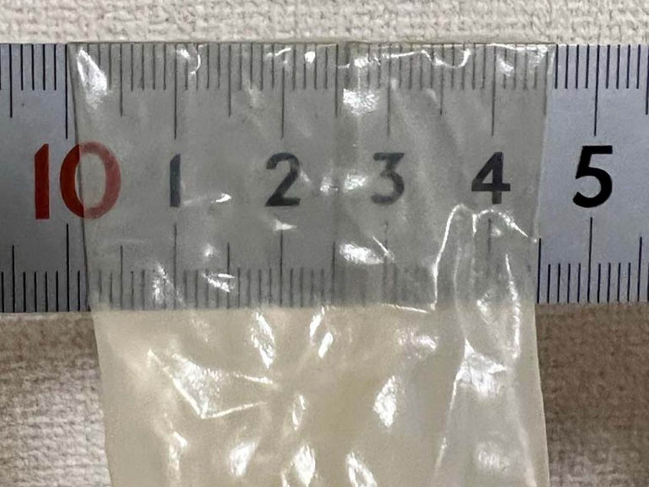 Condom na nakalapat sa ruler para makita ang lapad sa millimetro