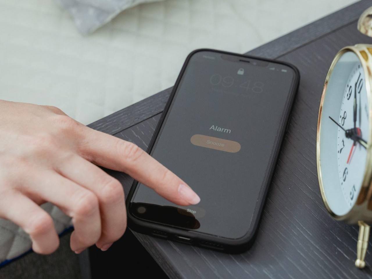 שני אנשים יושבים מהרהרים על המיטה, לידם אריזת קונדומים כסמל להחלטות מניעה