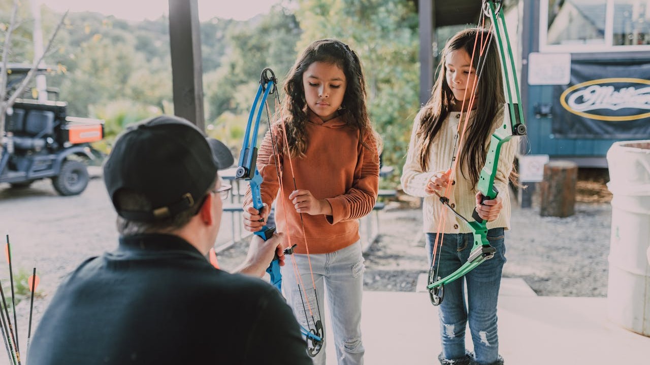 दो बच्चे अपनी माँ के नए साथी का दरवाज़े पर स्वागत कर रहे हैं