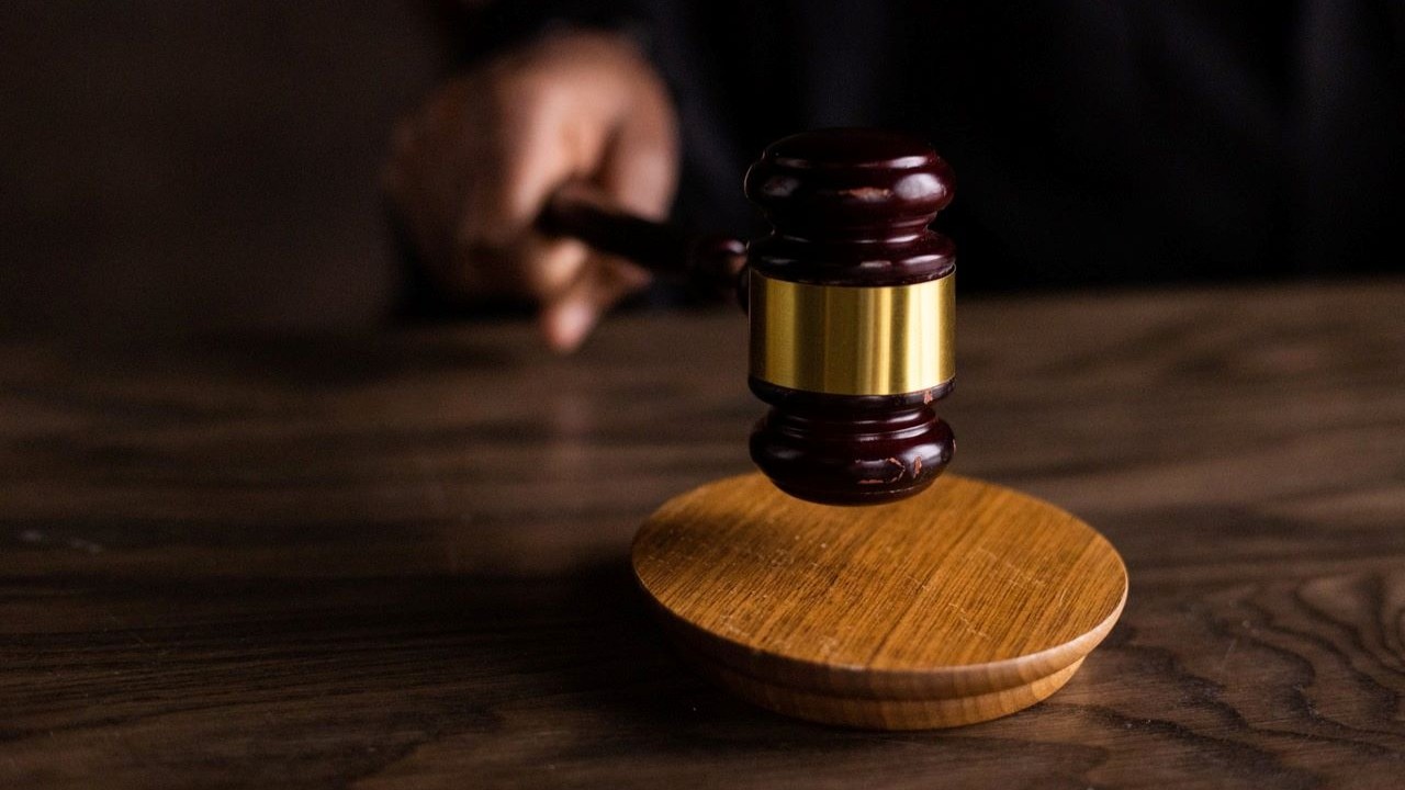 Család középület előtt a szülői jogok szimbólumaként Magyarországon