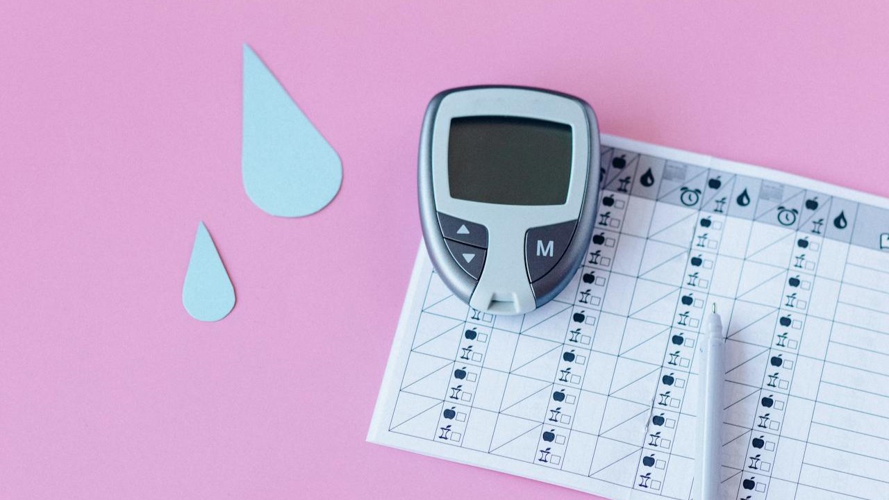 Berbagai pelacak ovulasi: penguji LH, termometer, perangkat wearable, dan aplikasi ponsel