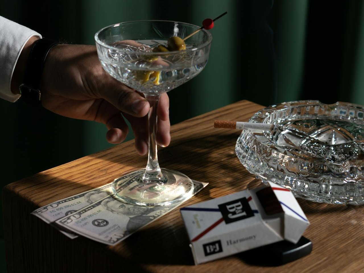 Un calendario accanto a un bicchiere di alcol, una sigaretta elettronica e una foglia stilizzata di cannabis come simboli di consumo e pianificazione della fertilità