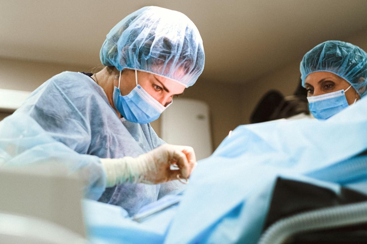 Preparazione di un trasferimento embrionale in una sala di trattamento di un centro di fertilità