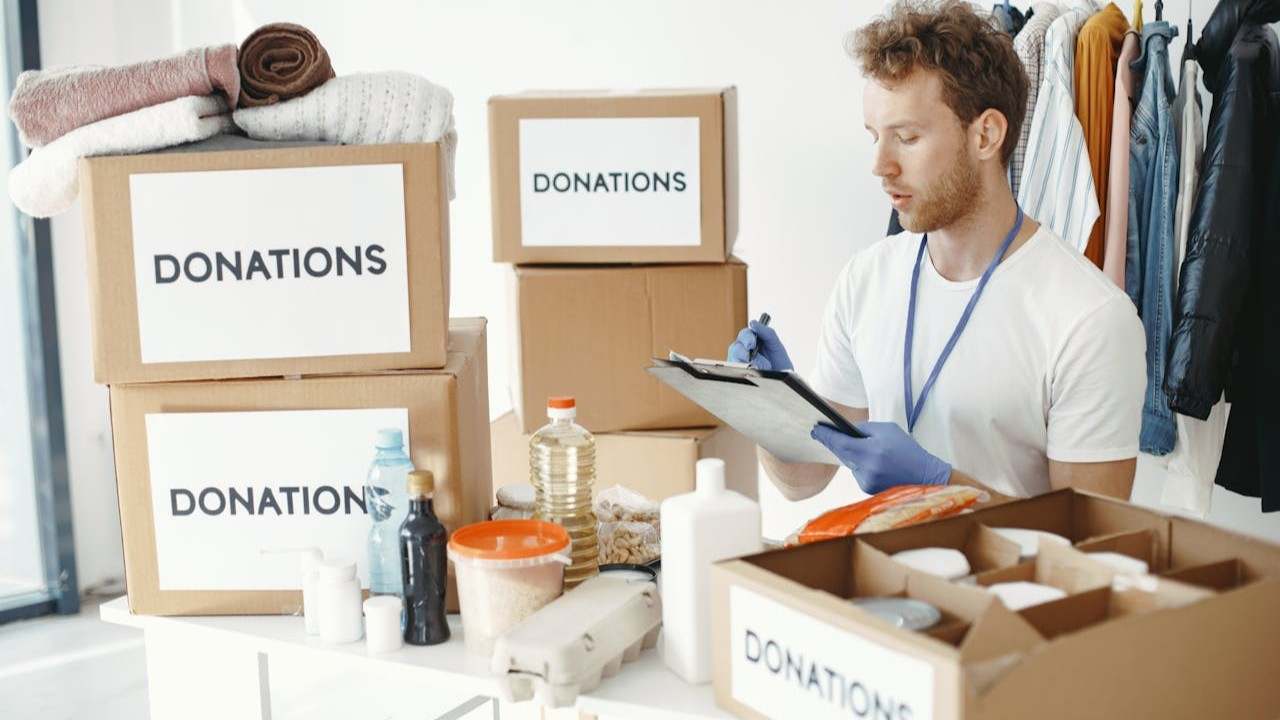 Due persone sedute una di fronte all'altra a un tavolo che parlano apertamente della donazione di sperma