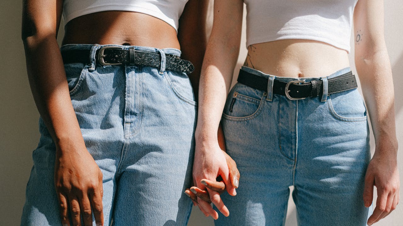 두 파트너가 테이블에서 IVF 치료 계획을 함께 세우는 모습