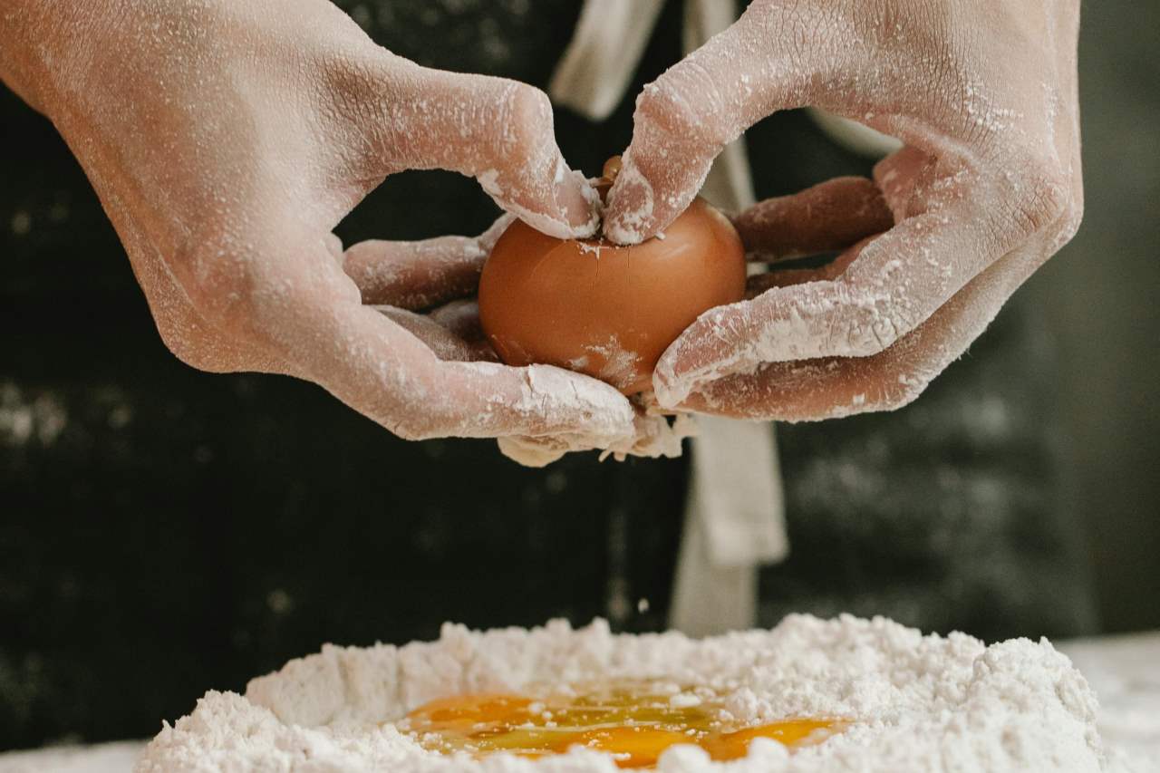 Petriskåler og IVF-mikroskop i et laboratorium under forberedelse til eggdonasjon