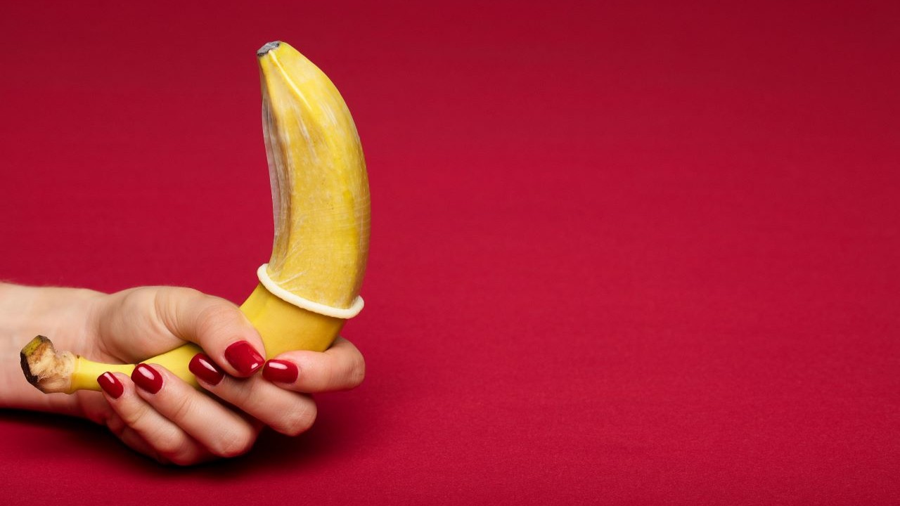 Condoomverpakking en meetlint als symbool voor de keuze van de juiste condoommaat