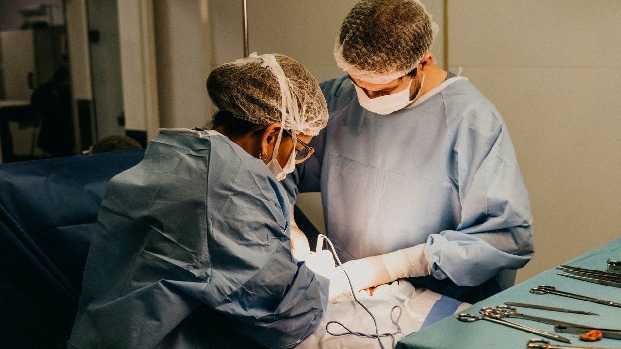 Persoon houdt de onderbuik en lies vast van pijn, aanwijzing voor acute klachten in het scrotum