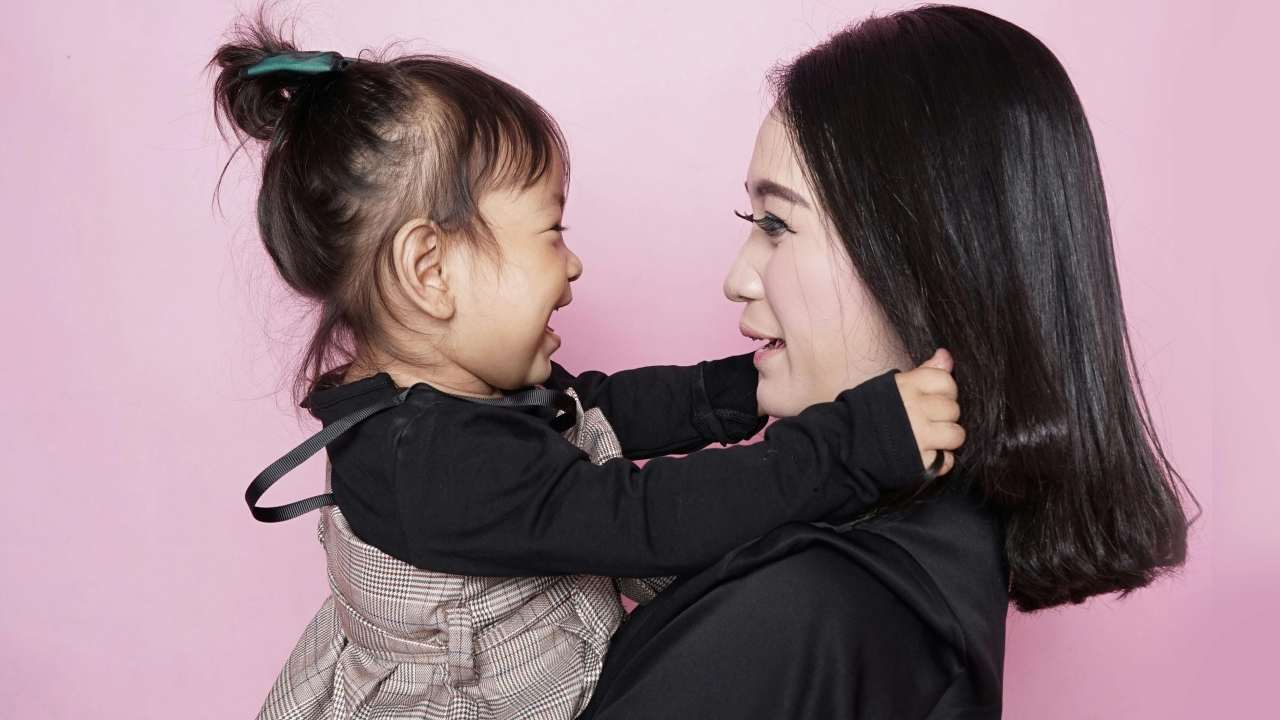 Illustratie van een zwangere vrouw die een echo vasthoudt