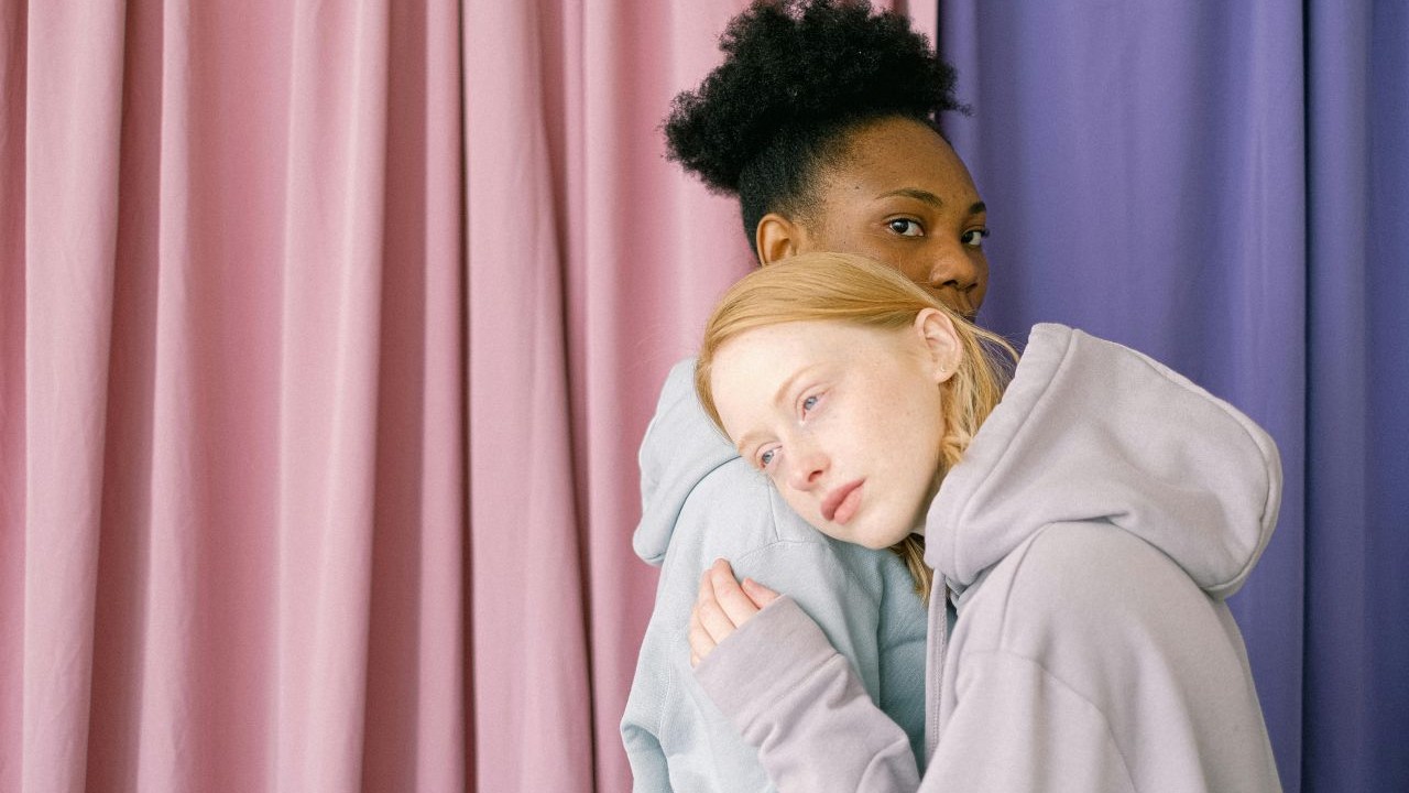 Para lesbijek omawia, kto odda komórki jajowe, a kto będzie w ciąży