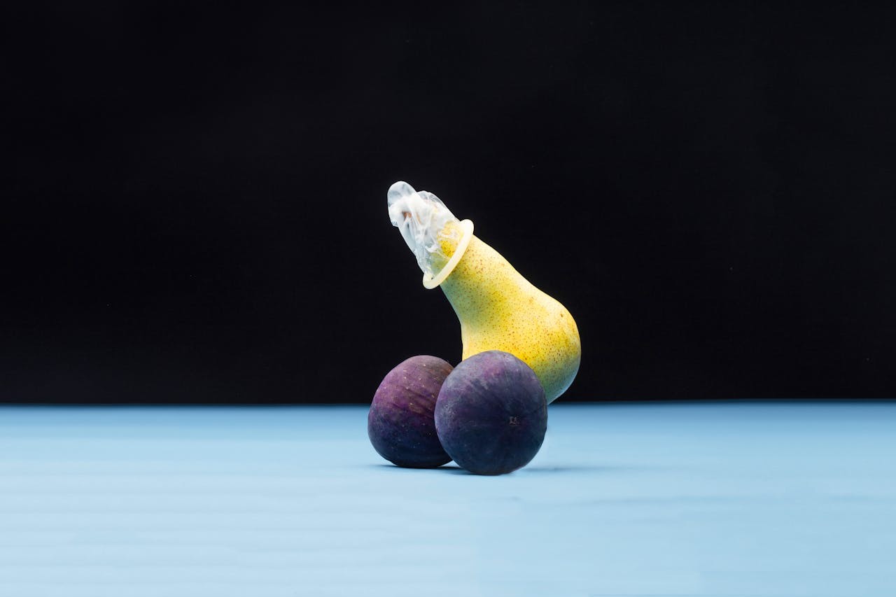 Imagem simbólica: Dois adultos conversam calmamente sobre saúde sexual, testes e limites compartilhados