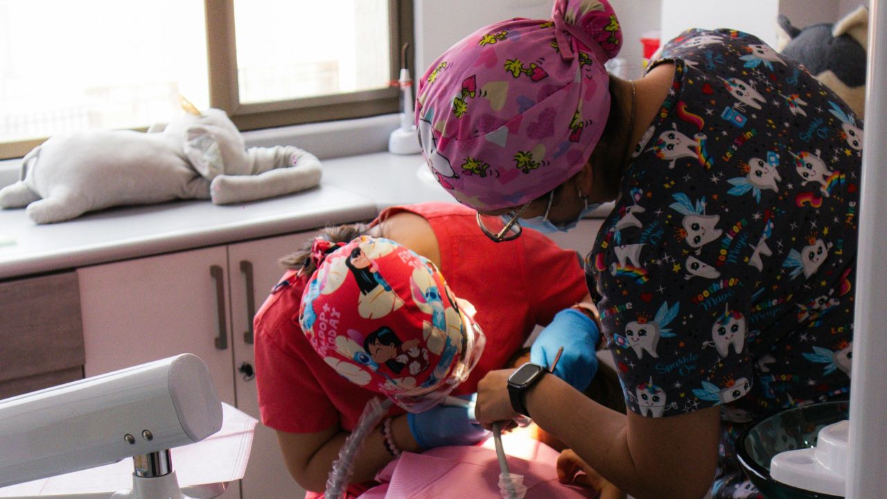 พ่อแม่อุ้มทารกอย่างระมัดระวัง เป็นสัญลักษณ์ของการตรวจสุขภาพป้องกันในปีแรกของชีวิต