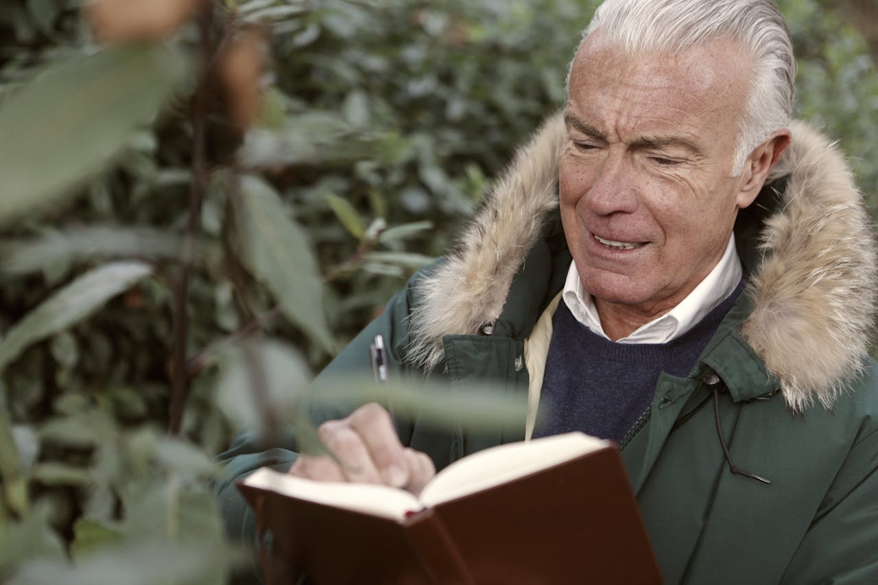 Üroloji muayene odası: Bir doktor tablet üzerinde sperm yollarının şemasını açıklıyor