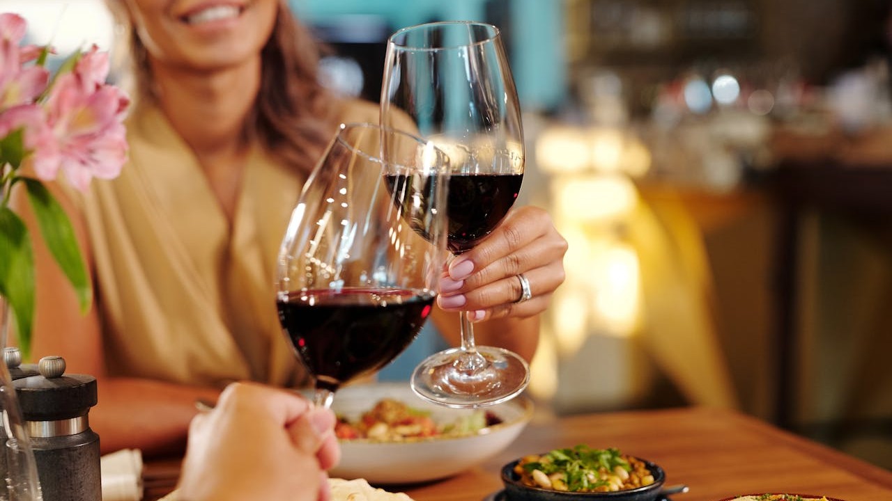 Người nuôi con đơn thân đang ngồi hẹn hò ở quán cà phê và mỉm cười thư thái