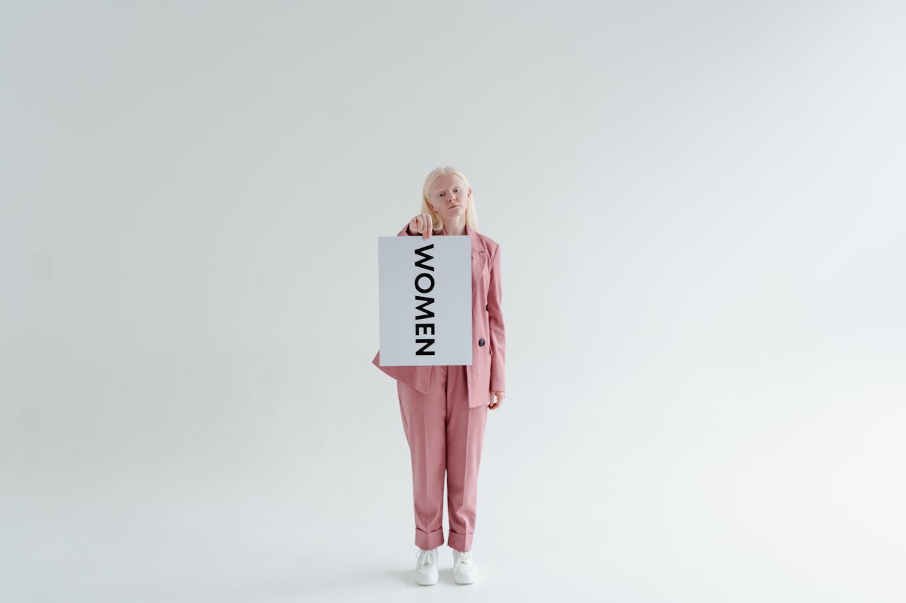 Lịch theo dõi chu kỳ và que thử thai như biểu tượng của việc mong con và đi khám