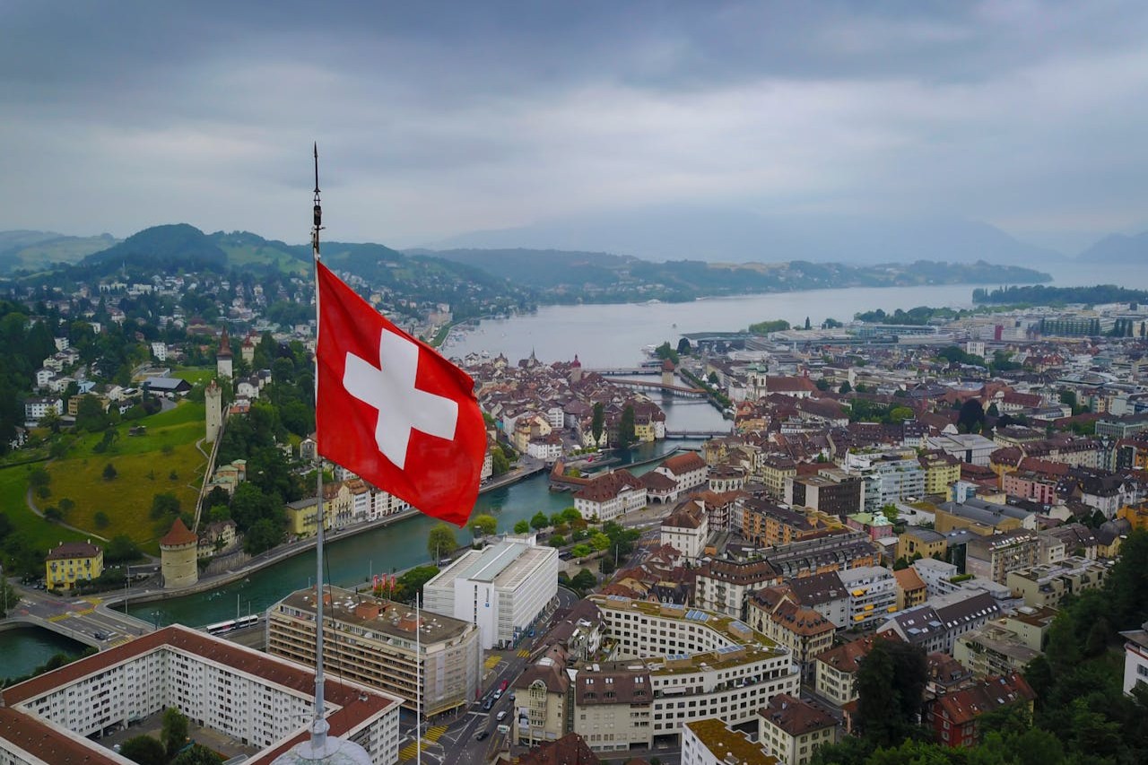 瑞士精子捐赠情境,一名捐赠者手持无菌检体杯