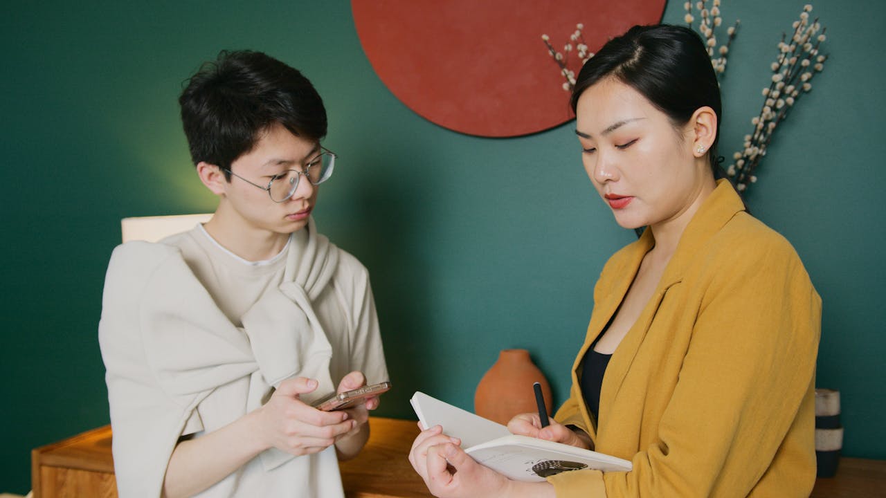 一位女医生在平板上讲解生育检查的主要步骤