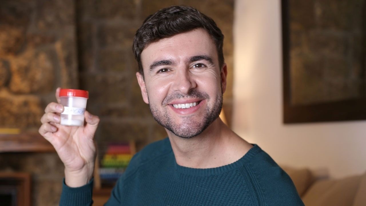 家庭人工授精杯子法：精子捐贈者手持杯子和注射器