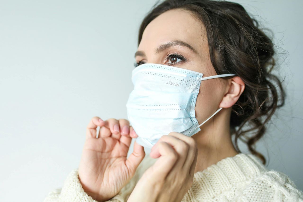 实验室技师正在分析精液样本